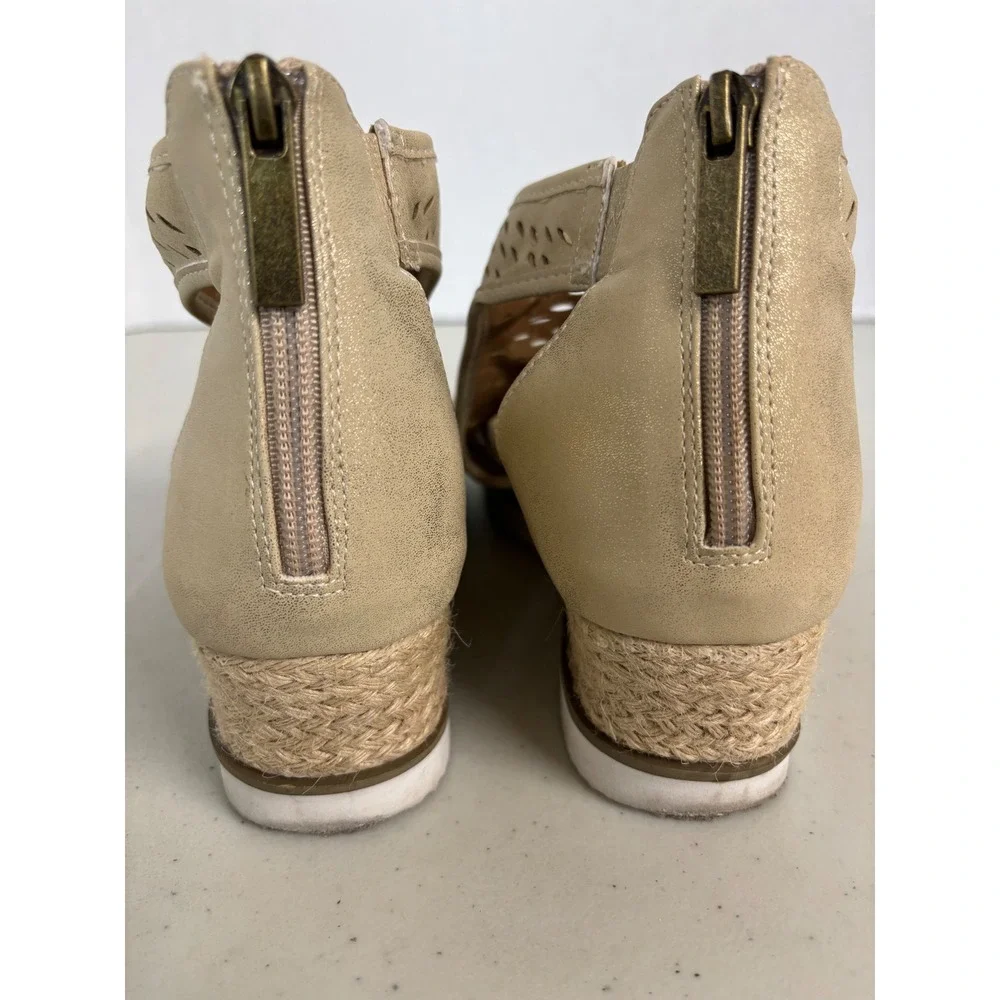 Corkys Footwear Womens Gold Laser Cut Espadrille Wedge Sandals‎ Size 8